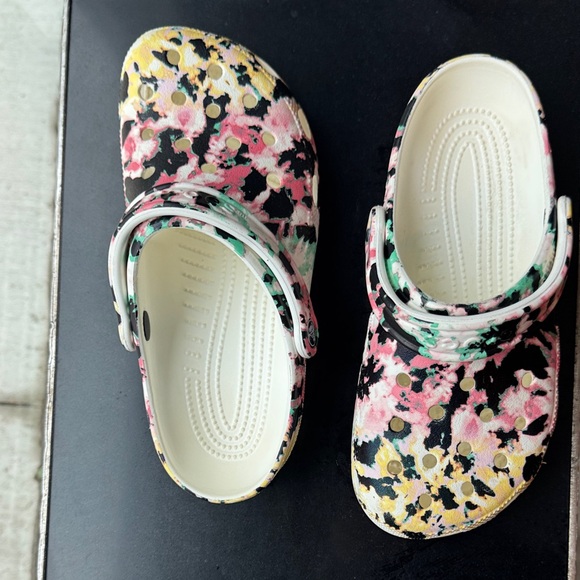 CROCS Artsy Clogs - Black, Pink, Yellow, Aqua/ Colors - Women's Size 7 Men's 5 - Picture 4 of 6